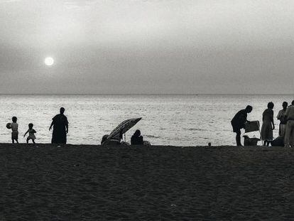 Ni&ntilde;os y adultos se relajan en una playa en Argel (Argelia) en 1999, a orillas del Mediterr&aacute;neo. 