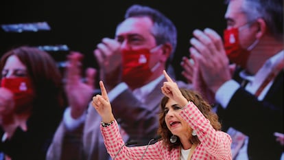 La ministra de Hacienda, María Jesús Montero, en su intervención en el 14º Congreso Regional del PSOE-A celebrado este sábado en Torremolinos (Málaga). En la pantalla, Juan Espadas, secretario general del PSOE-A.