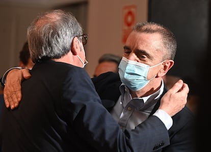 Ángel Gabilondo (izda), saluda al ex secretario general del PSOE-M, José Manuel Franco, antes de comparecer ante los medios tras conocerse los resultados electorales.