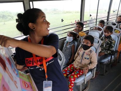 Una profesora enseña a un grupo de estudiantes dentro de un autobús en Nueva Delhi, India, el 9 de agosto de 2021.