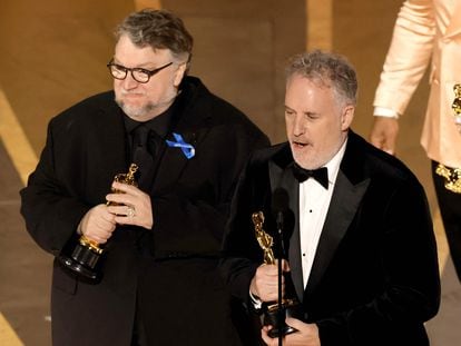 Guillermo del Toro y  Mark Gustafson reciben la estatuilla.
