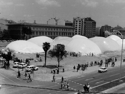 Vista de las cúpulas neumáticas diseñadas por José Miguel de Prada Pool y montadas en Pamplona en 1972.