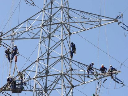 Trabajos de reparaci&oacute;n de las l&iacute;neas el&eacute;ctricas en Girona.  