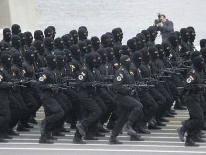 Soldados iraqu&iacute;es participan en el desfile realizado para celebrar el 91&ordm; aniversario del Ej&eacute;rcito, en Bagdad.