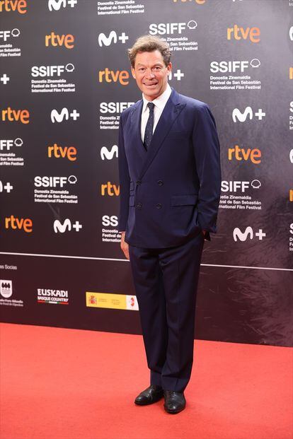 El actor británico Dominic West posó sonriente a su llegada a la alfombra roja.