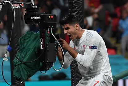 Álvaro Morata celebra ante una cámara el gol del empate de España ante Italia.