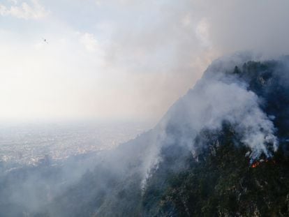 Un foco de incendio en el cerro El Cable llena de humo el oriente de Bogotá, el 26 de enero.