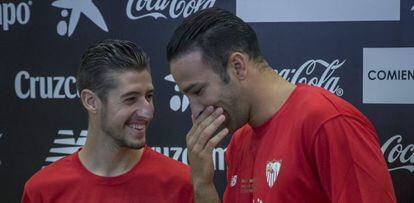 Adil Rami y Sergio Escudero durante su presentación con el Sevilla.