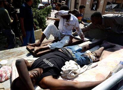 Hombres heridos acusados de ser mercenarios del dictador libio, Muamar el Gadafi, en Trípoli, la capital de Libia.