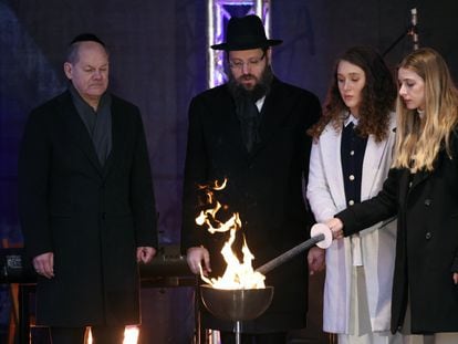 Olaf Scholz (izquierda) asistía el jueves a una celebración religiosa judía en Berlín.