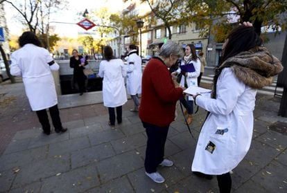 Personal sanitario reparten información de la huelga sanitaria madrileña en la calle Ibiza