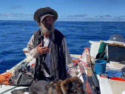 El australiano Timothy Shaddock el lunes, al ser rescatado por un barco atunero en el Pacífico mexicano.