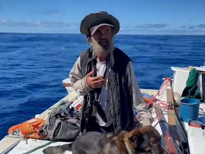 El australiano Timothy Shaddock el lunes, al ser rescatado por un barco atunero en el Pacífico mexicano.