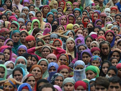 Mujeres de la Cachemira india durante un funeral de v&iacute;ctimas de violencia machista. 