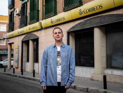 Diego Maurín, delante de la oficina de Correos desde donde ha enviado su papeleta, en Madrid.