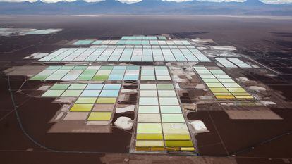 Vista aérea de las piletas de salmuera de la minera SQM en el salar de Atacama (Chile).