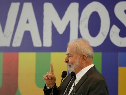 El expresidente Lula da Silva, ahora candidato a regresar al cargo, este lunes en São Paulo durante la comparecencia ante la prensa extranjera.