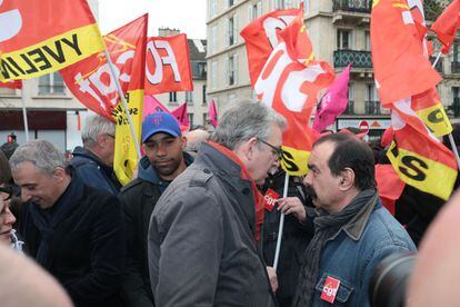 El secretario general del Partido Comunista Francés (PCF), Pierre Laurent, habla con el secretario general del sindicato francés (CGT), Felipe Martínez al inicio de la manifestación en París, Francia.