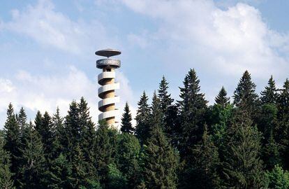 <b>TOUR DE MORON, MALLERAY (SUIZA) / MARIO BOTTA. </b>Desde sus 26 metros se ven los Alpes y el macizo del Jura. Una escalera recorre el exterior de la torre como una espiral alrededor de un cilindro. El arquitecto suizo Mario Botta eligió para el núcleo una doble mampostería de piedra caliza llena de hormigón armado, los peldaños y las barandillas están hechos de piedra Seña y la plataforma de observación es de acero. Fue inaugurado en 2004.