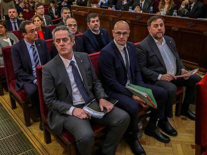 Los acusados en el juicio del 'procés', durante una de las sesiones. En vídeo, declaraciones de Pau Molins, abogado de Sandro Rosell.