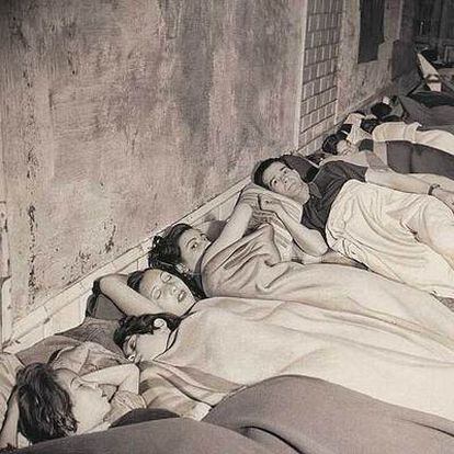 Ciudadanos durmiendo en el metro de Barcelona en 1938. Fotografía de Jean Moral recogida en el libro 'Kessel / Moral. Dos reporteros en la Guerra Civil española', de Michel Lefebvre.