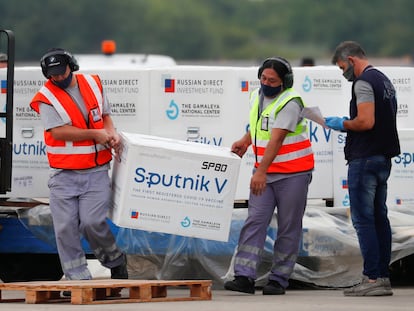 Personal del aeropuerto de Ezeiza, en Buenos Aires, descargan dosis de la vacuna rusa Sputnik V el 28 de enero pasado.