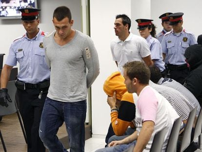 Valentín (delante) e Israel Moreno entran en la sala judicial, en la que ya se han sentado otros procesados.