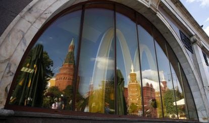 El Kremlin, reflectit en un dels McDonald's tancats a Moscou.