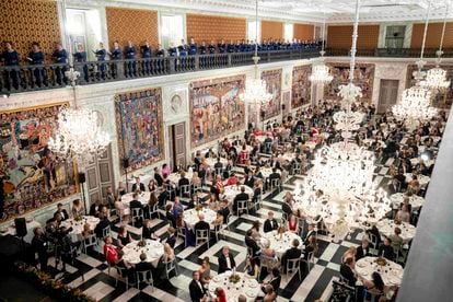 Vista de la cena de gala de celebración por el decimoctavo cumpleaños del príncipe Christian de Dinamarca, este domingo en uno de los salones del palacio Christiansborg, en la capital danesa.