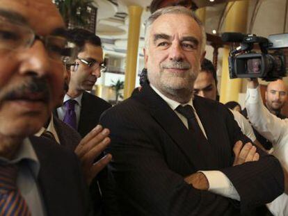 El fiscal jefe de la Corte Penal Internacional, Luis Moreno-Ocampo (en el centro), a su llegada a Tr&iacute;poli. 