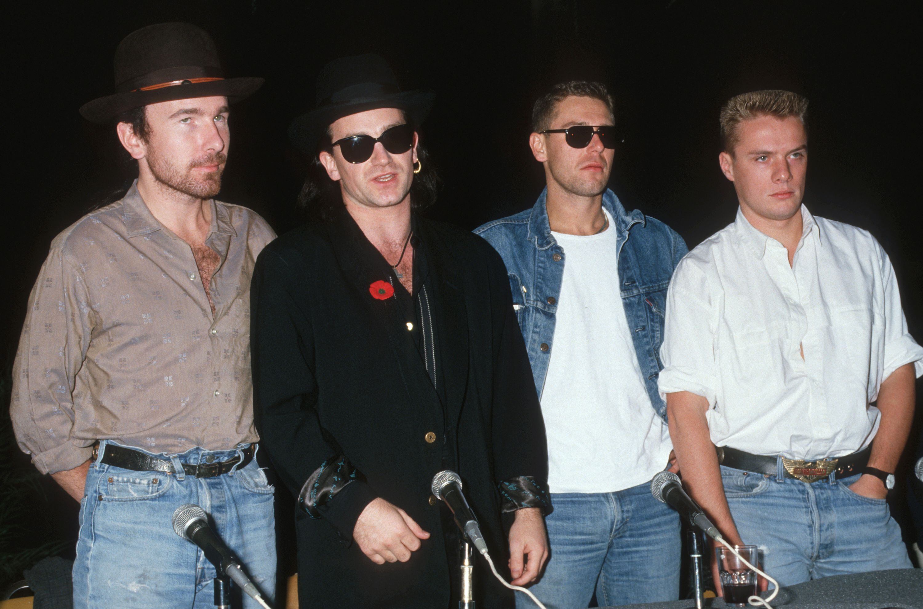 The Edge, Bono, Larry Mullen y Adam Clayton en una rueda de prensa de U2 en 1987. 