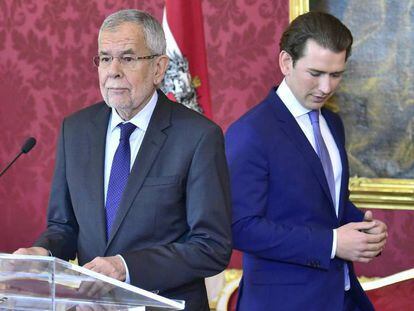 El presidente de Austria, Alexander Van de Bellen, y el canciller, Sebastian Kurz, este domingo en Viena.