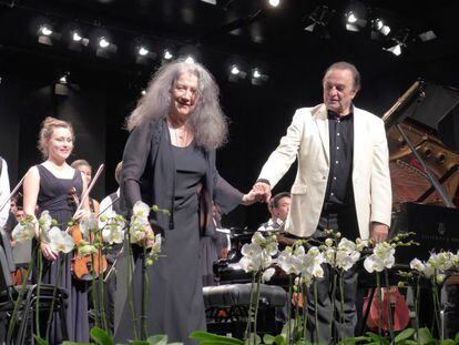 La pianista argentina Martha Argerich, cogida de la mano con su exmarido y director de orquesta, Charles Dutoit, en el festival de Verbier. 