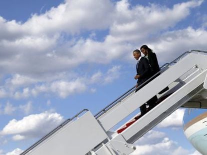 Barack y Michelle Obama descienden del Air Force One en Boston.