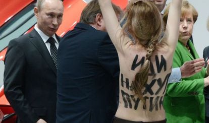 Una activista de Femen logra sorprender a Merkel y Putin en Hannover.