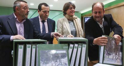 Cortés, junto a varios miembros de su equipo en Fomento, hoy en Málaga.