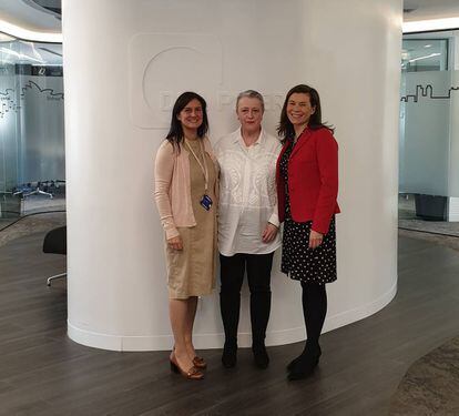 De izquierda a derecha: Ana Tortosa (Directora de Marketing &amp; BD de DLA Piper), Berit Reiss-Andersen y Pilar Menor (Socia Directora de DLA Piper).