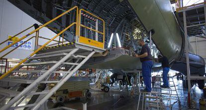 Trabajadores de la compa&ntilde;&iacute;a Airbus, en Sevilla.