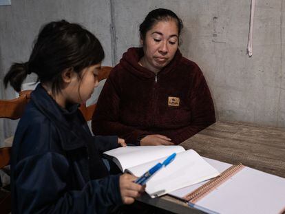Macarena Antilef y su hija Sofía estudian en su casa en Santiago, el 23 de junio.