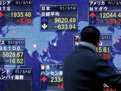 Un analista observa los índices bursátiles, en caída libre, en la bolsa de Tokio.