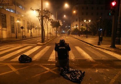 Un manifestante choca con la policía durante el quinto día de protestas en Lima. 