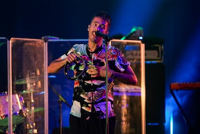 Pucho, vocalista de los Vetusta Morla, toca la pandereta durante la actuación.