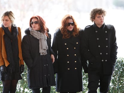 De izquierda a derecha, Riley Keough, Priscilla Presley, Lisa Marie Presley y Benjamin Keough, en el 75 cumpleaños de Elvis Presley, en 2010 en Memphis.