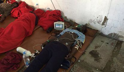 Los pacientes pasaron horas tendidos en el suelo de una cochera de la comisaría de Maspalomas.