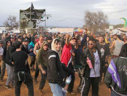 Varios asistentes a la fiesta 'rave' ilegal de La Peza (Granada), que se celebró entre finales de diciembre de 2022 y principios de enero de 2023.