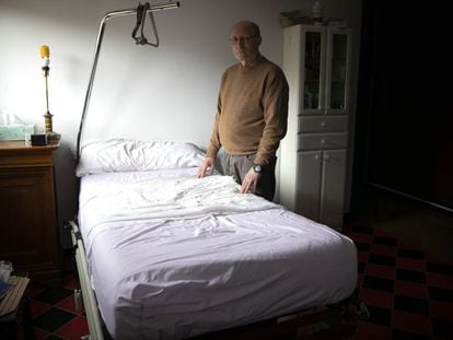 Ángel Hernández, este viernes en su casa en Madrid. En vídeo, las declaraciones de Hernández tras pasar la primera noche en casa sin su mujer.