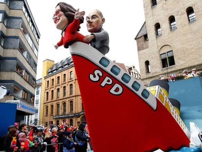 Esculturas de papel maché de los entonces líderes del SPD Andrea Nahles y Olaf Scholz en un barco que se hunde en Colonia, el pasado 4 de marzo.