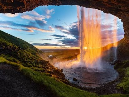 La cascada de Seljalandsfoss (Islandia).