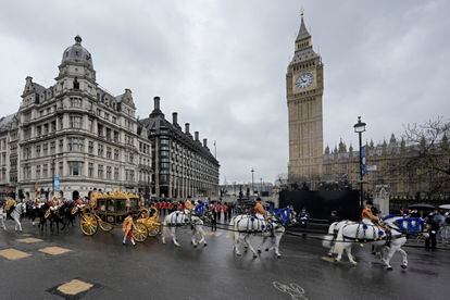 La carroza real pasa delante del Parlamento británico. 