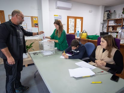 Un vecino vota en Vilar de Canes, en el referéndum para decidir sobre la instalación de un parque eólico.